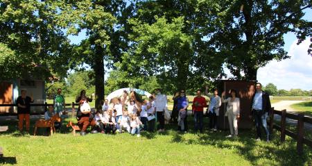 S Tinkom na hipodromu